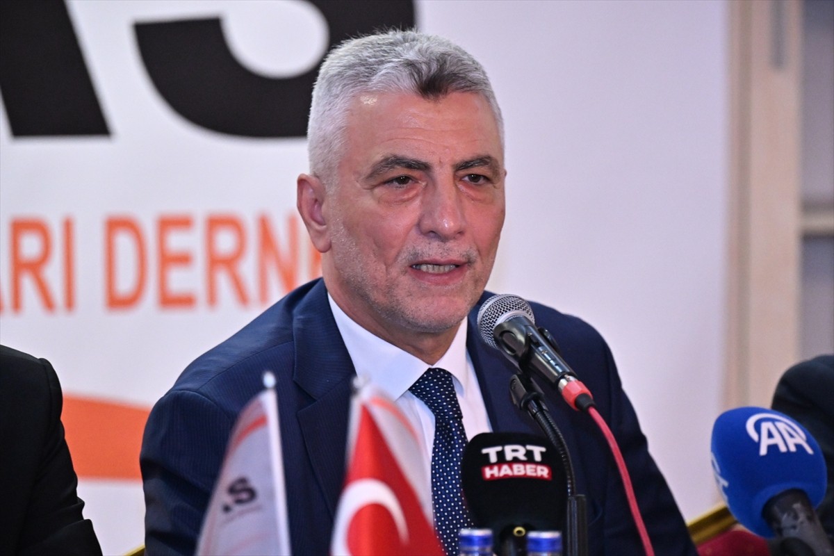 Ticaret Bakanı Ömer Bolat, İSTOÇ Ticaret Merkezi'ndeki İstanbul Motorlu Araç Satıcıları Derneğini...