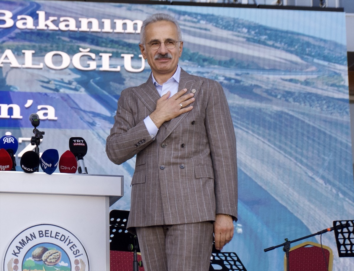 Ulaştırma ve Altyapı Bakanı Abdulkadir Uraloğlu (sol 4), Kırşehir'in Kaman ilçesinde düzenlenen...