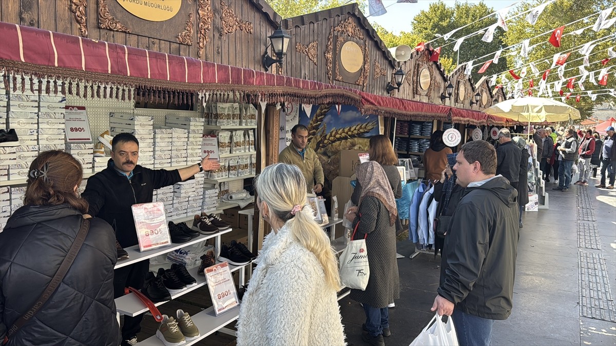 Edirne'de düzenlenen İşyurtları Ürün ve El Sanatları Fuarı, ziyaretçilerden yoğun ilgi görüyor....