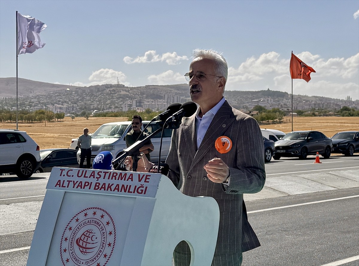 Ulaştırma ve Altyapı Bakanı Abdulkadir Uraloğlu, Kırşehir'in Kaman ilçesinde tamamlanan 3 kara...