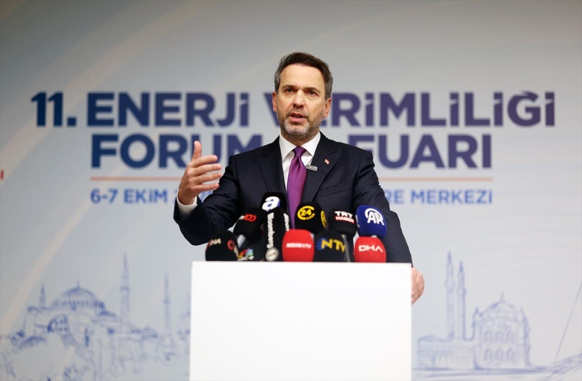 Enerji ve Tabii Kaynaklar Bakanı Alparslan Bayraktar (ortada), İstanbul Kongre Merkezi'nde...