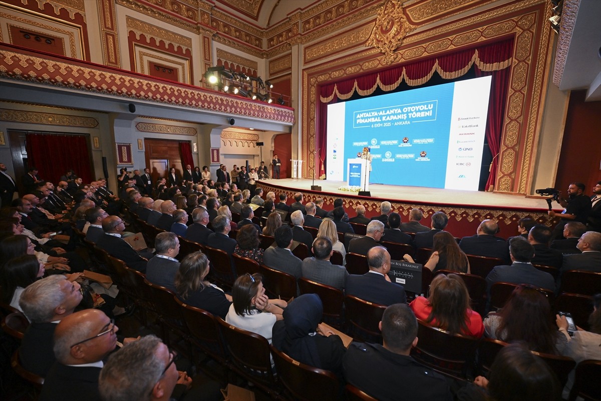 Ulaştırma ve Altyapı Bakanı Abdulkadir Uraloğlu (ortada), Ankara Resim ve Heykel Müzesi'nde...