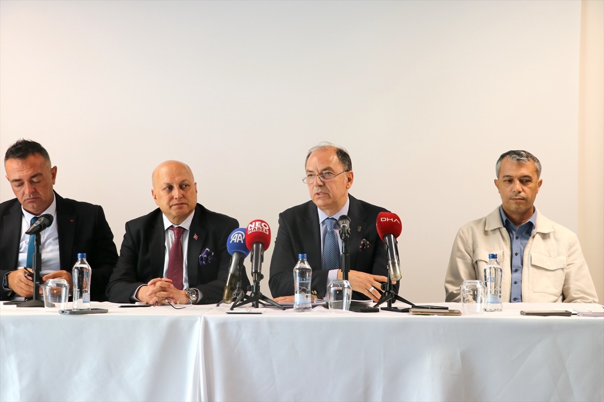 Ege Bölgesi'nde yeni üretim sezonunda kütlü (çekirdekli) pamuk üretiminin 410 bin ton olarak...