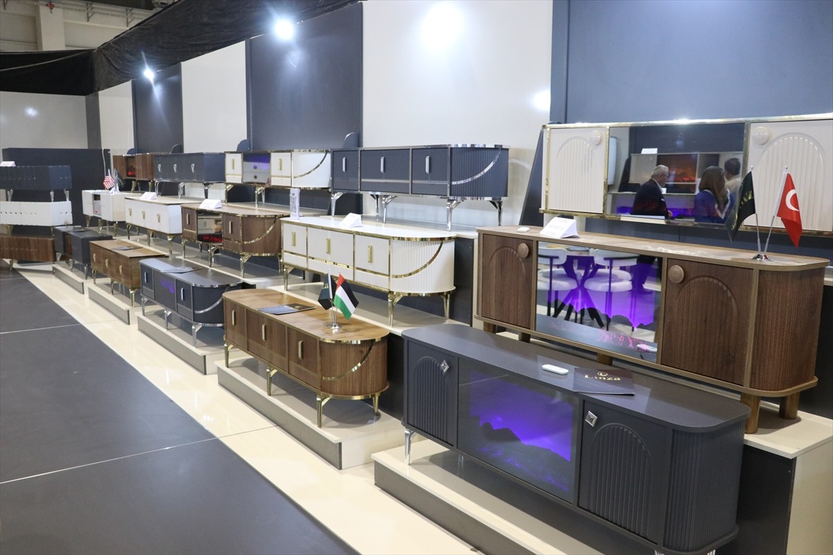 Kayseri'de Anadolu Mobilya Fuarı (ANAMOB) OSB Uluslararası Fuar Merkezi'nde başladı.