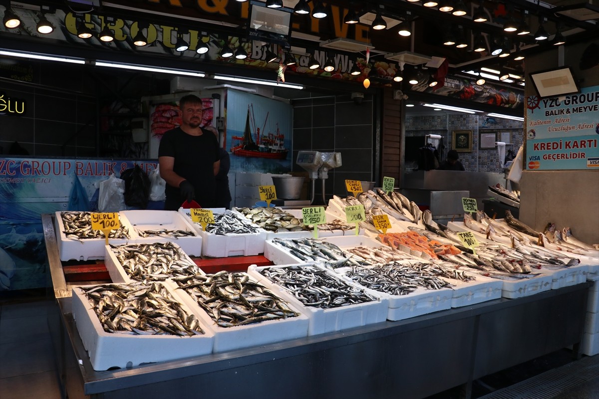 Trabzon'daki balıkçı tezgahlarını süsleyen istavrit, 100 liradan satışa sunuluyor.