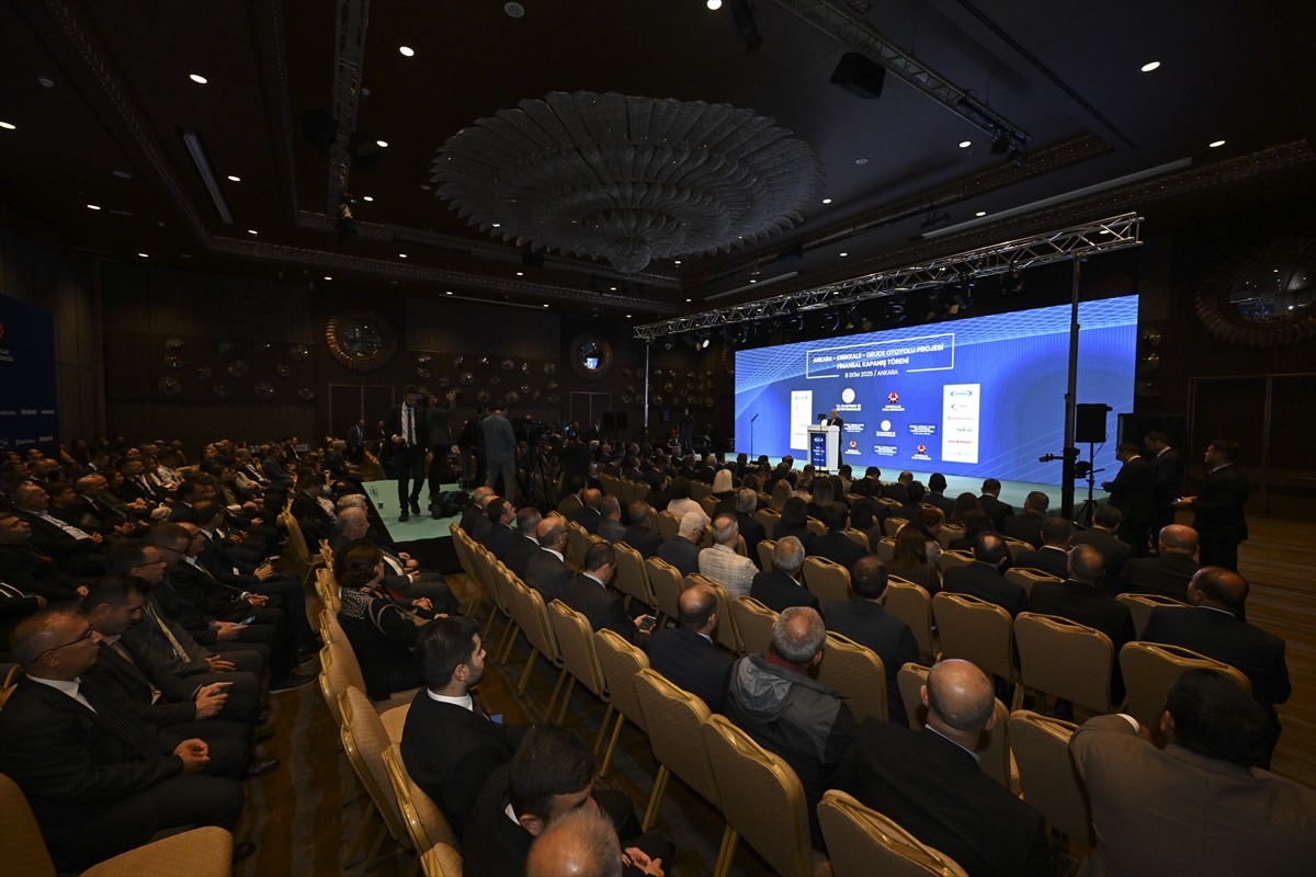 Ulaştırma ve Altyapı Bakanı Abdulkadir (ortada), bir otelde düzenlenen Ankara-Kırıkkale-Delice...