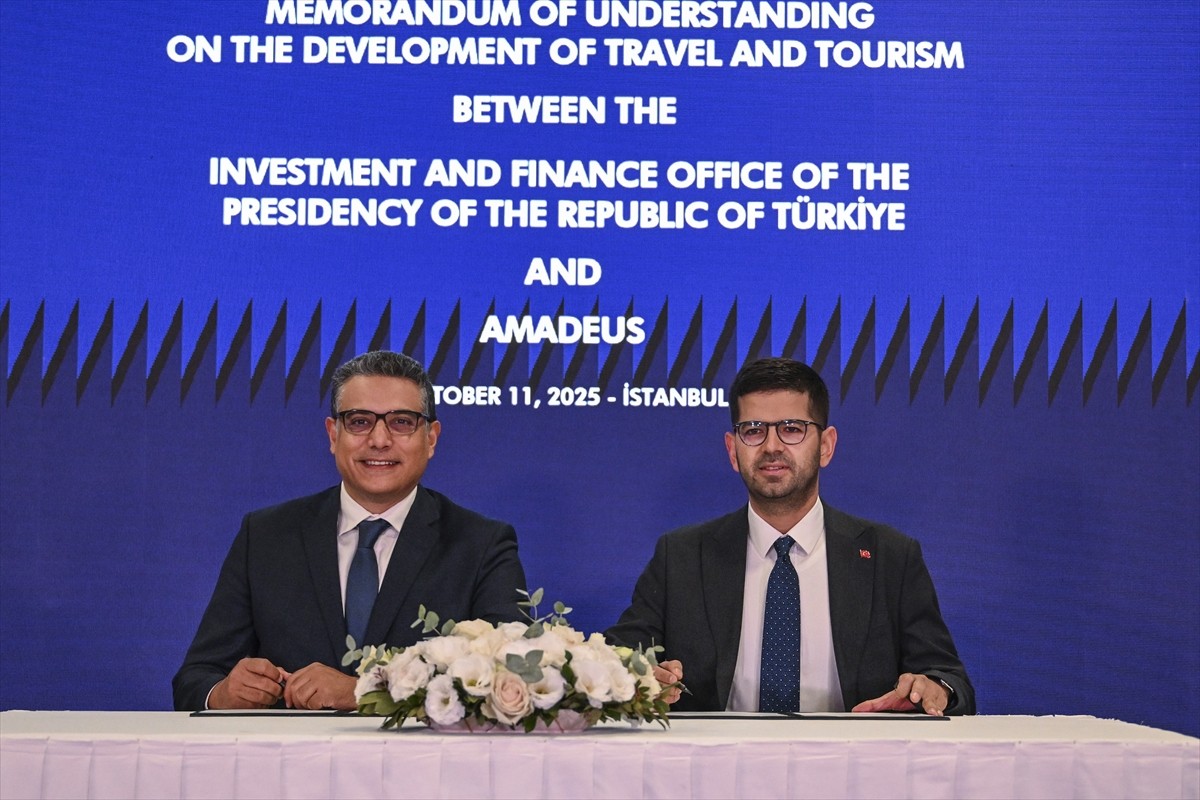 Cumhurbaşkanlığı Yatırım ve Finans Ofisi Başkanı Burak Dağlıoğlu (sağda) ve Amadeus IT Group SA...