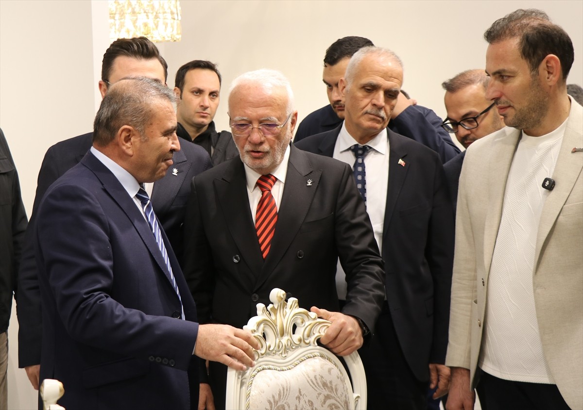 AK Parti Genel Başkanvekili Mustafa Elitaş (sağda), Kayseri'de açılışı yapılan Anadolu Mobilya...