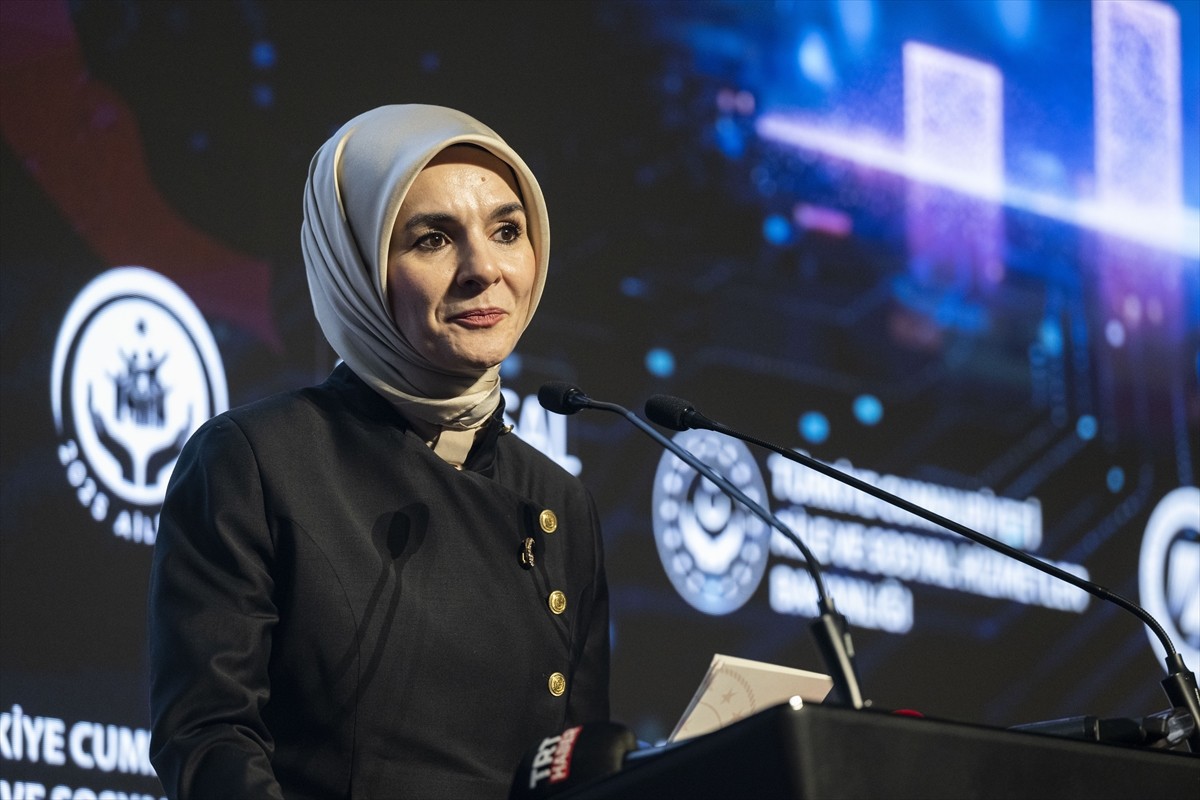 Aile ve Sosyal Hizmetler Bakanı Mahinur Özdemir Göktaş, Bilgi Teknolojileri ve İletişim Kurumu'nda...