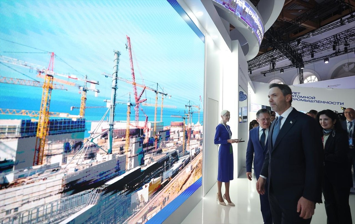 Rusya Enerji Haftası kapsamında Moskova'da bulunan Enerji ve Tabii Kaynaklar Bakanı Alparslan...