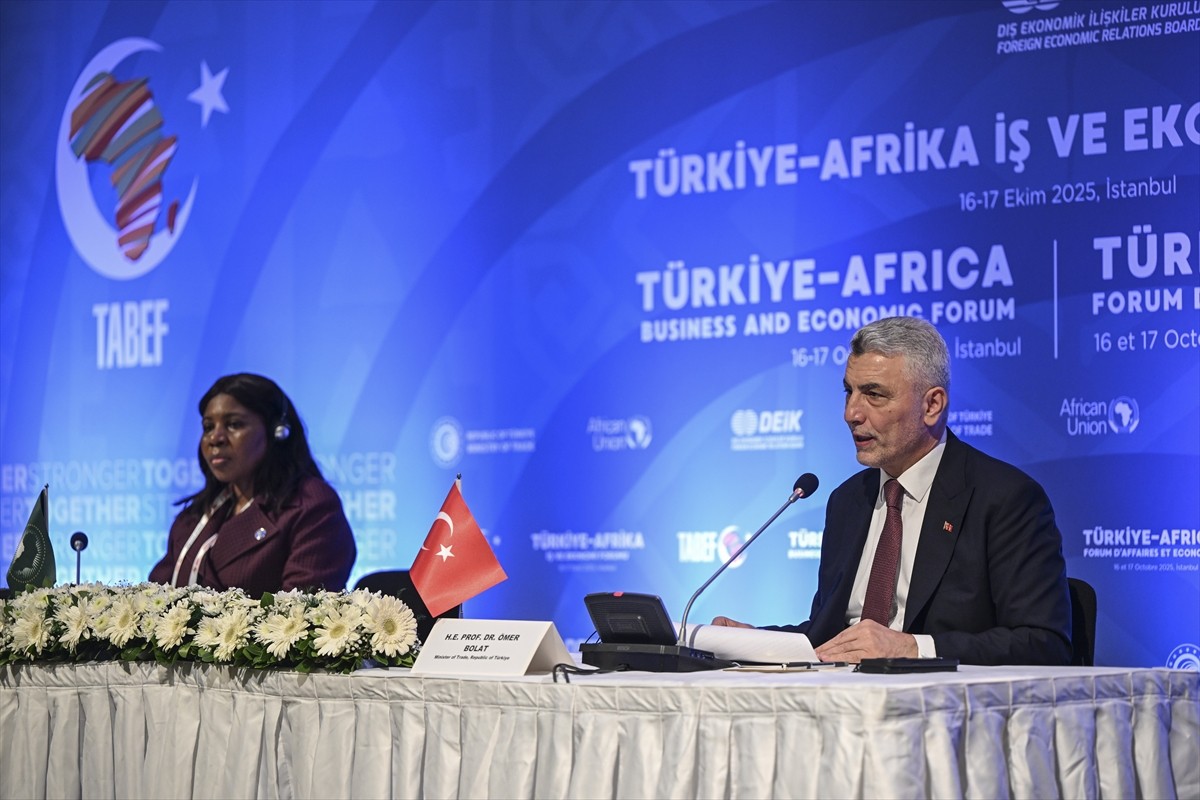 Ticaret Bakanı Ömer Bolat (sağda) ile Afrika Birliği Ekonomik Kalkınma, Ticaret, Turizm, Sanayi ve...
