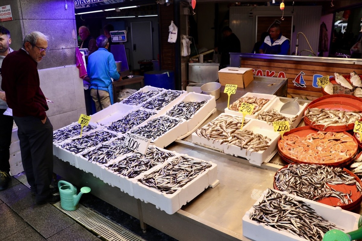 Trabzon'un Ortahisar ilçesindeki balıkçı tezgahlarında hamsinin kilogramı 100 liradan satışa...
