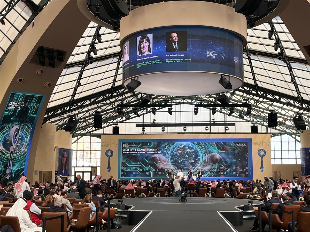 Hazine ve Maliye Bakanı Mehmet Şimşek, Suudi Arabistan'ın başkenti Riyad’da düzenlenen 9. Future...