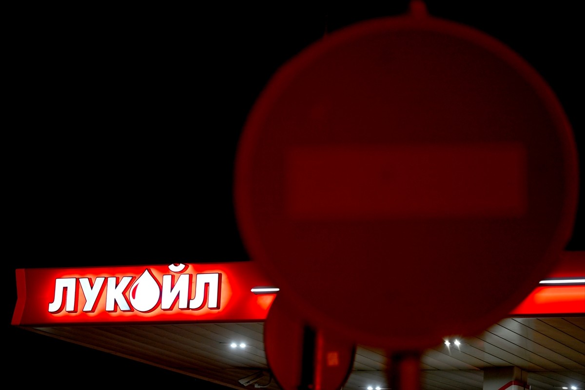 Rus enerji şirketi Lukoil, uluslararası varlıklarını İsviçre merkezli petrol ticaret şirketi...