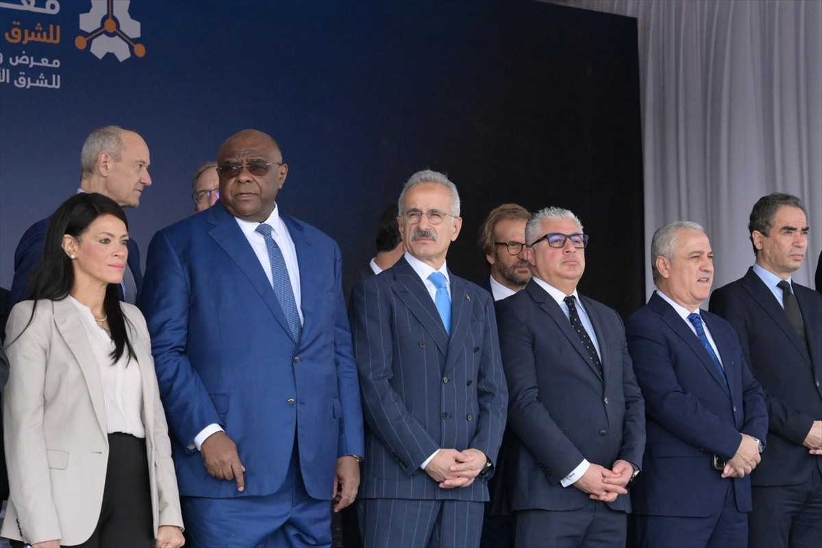 Ulaştırma ve Altyapı Bakanı Abdulkadir Uraloğlu (ortada), Mısır'da düzenlenen TransMEA 2025 Orta...
