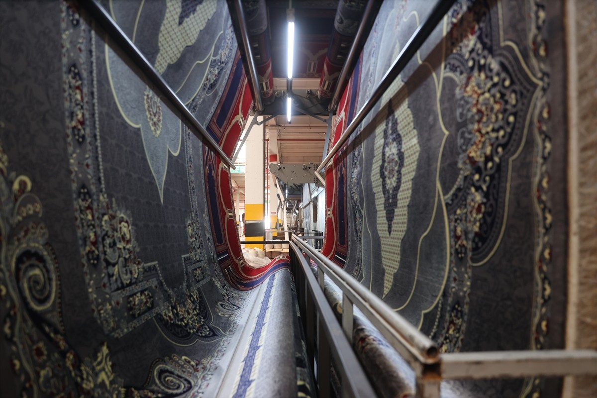 Türkiye'deki makine halısı üretiminin yüzde 90'ının gerçekleştirildiği Gaziantep, ihraç edilen her...