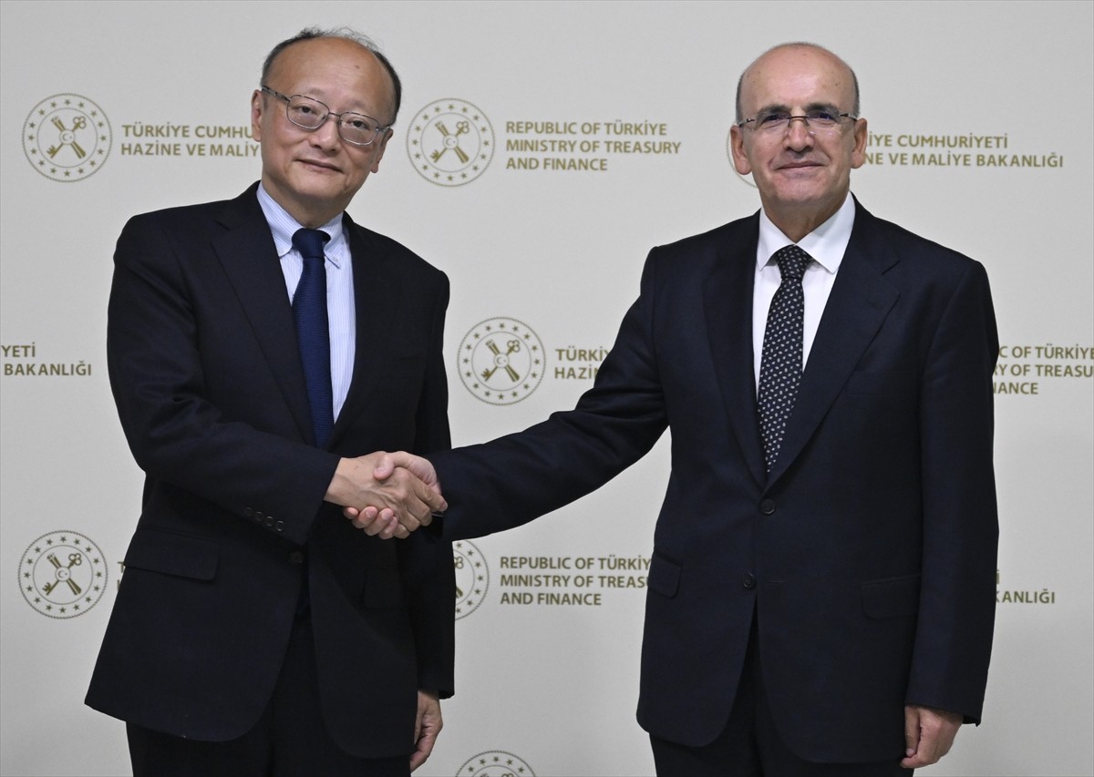 Hazine ve Maliye Bakanı Mehmet Şimşek (sağda), Asya Kalkınma Bankası (AKB) Başkanı Masato Kanda...