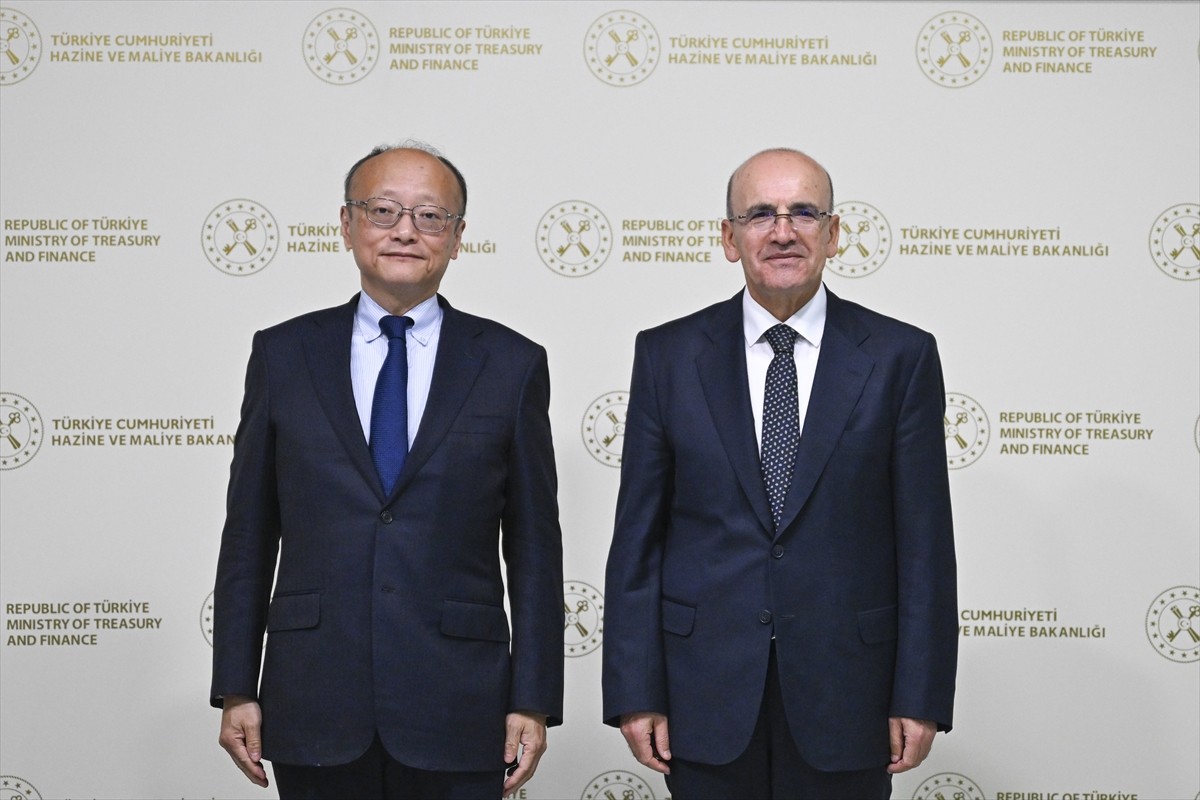 Hazine ve Maliye Bakanı Mehmet Şimşek (sağda), Asya Kalkınma Bankası (AKB) Başkanı Masato Kanda...