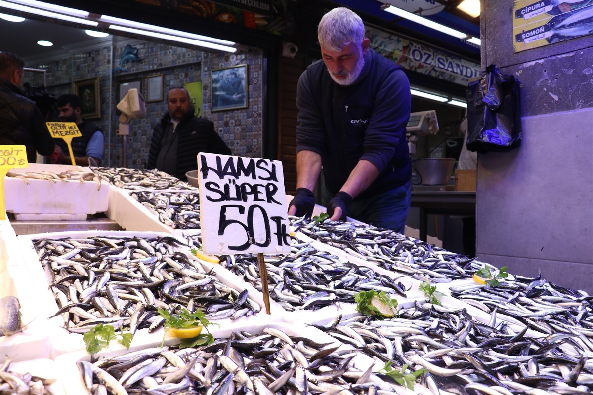 Trabzon'da son haftalarda bol miktarda avlanan hamsi, kilogramı 50 liradan satışa sunuluyor.