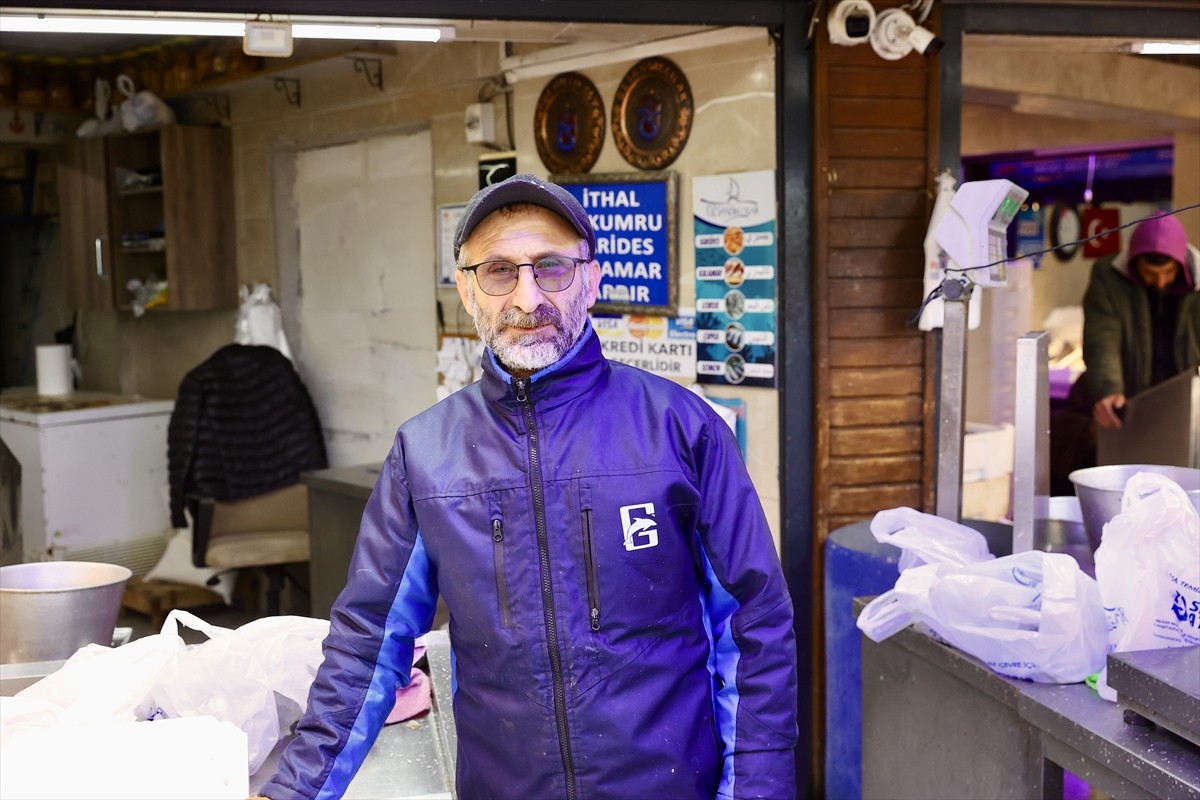 Trabzon'da balıkçı tezgahlarını süsleyen hamsi kilogramı 75 liradan satışa sunuluyor.