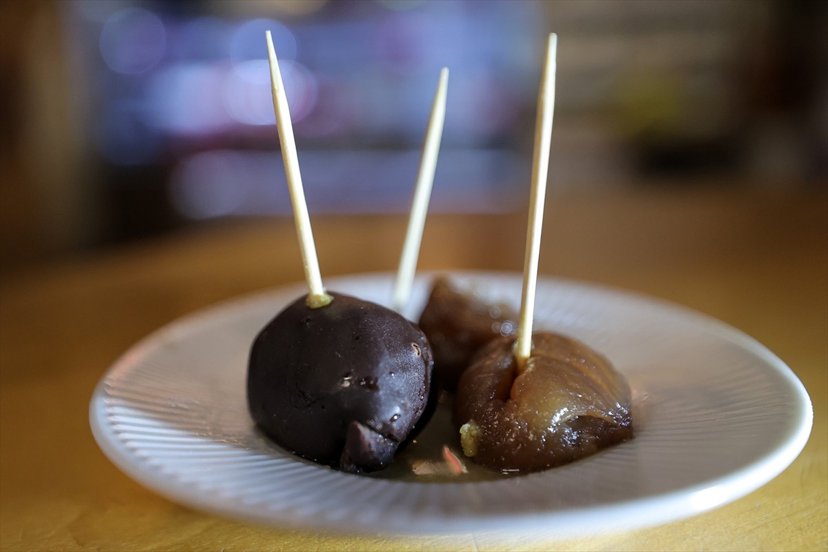 Şerbetli kazanlarda kaynatılarak yapılan, çikolatalısı ve cevizlisi de ilgi gören Bursa kestane...