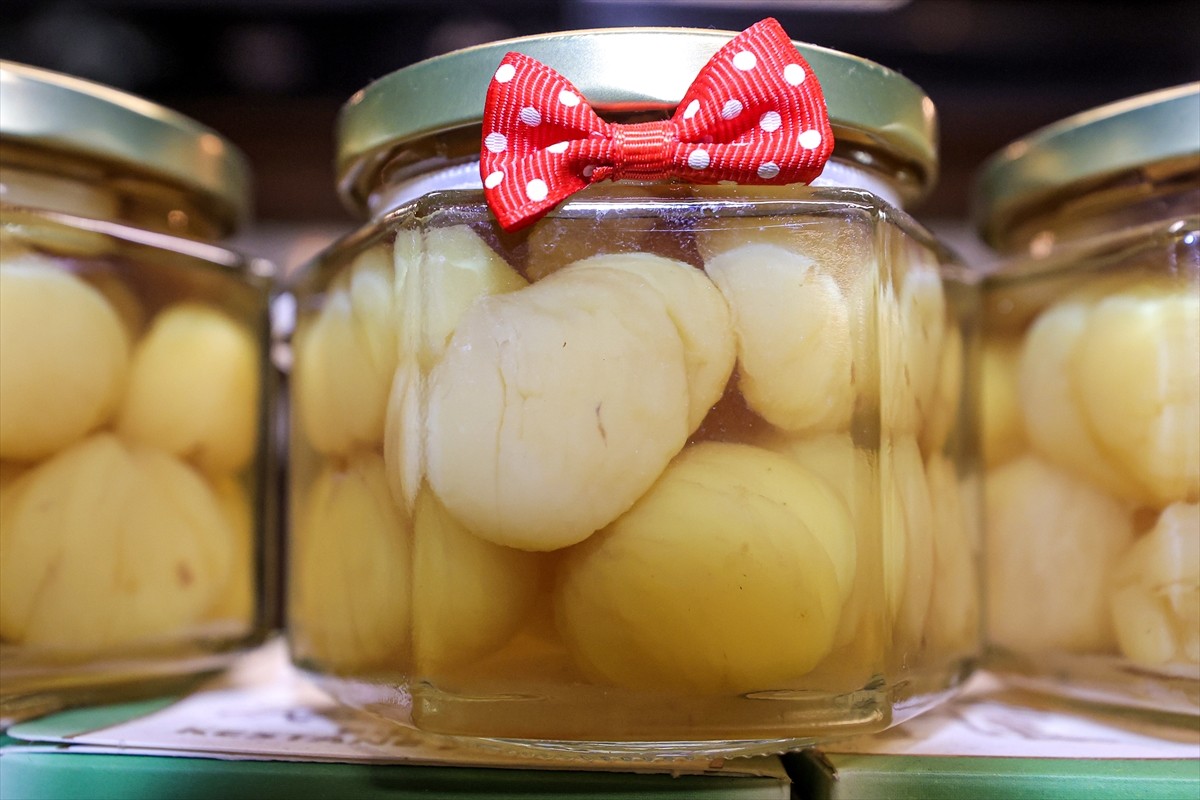 Şerbetli kazanlarda kaynatılarak yapılan, çikolatalısı ve cevizlisi de ilgi gören Bursa kestane...