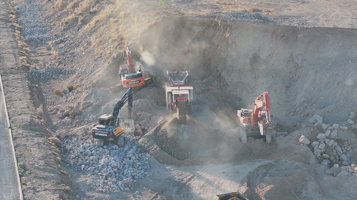 Niğde Organize Sanayi Bölgesi'nde (OSB), fabrika parsellerinden çıkan hafriyatlar yol yapımı ve...