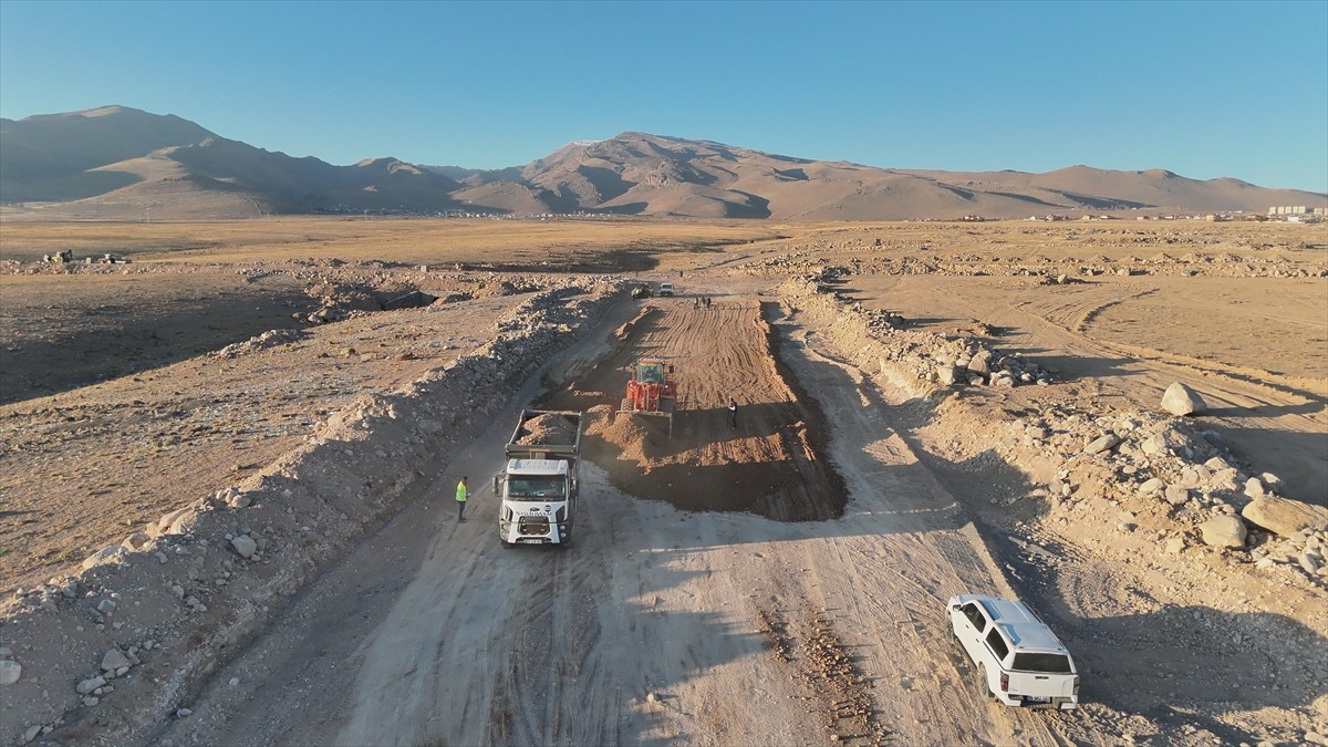 Niğde Organize Sanayi Bölgesi'nde (OSB), fabrika parsellerinden çıkan hafriyatlar yol yapımı ve...