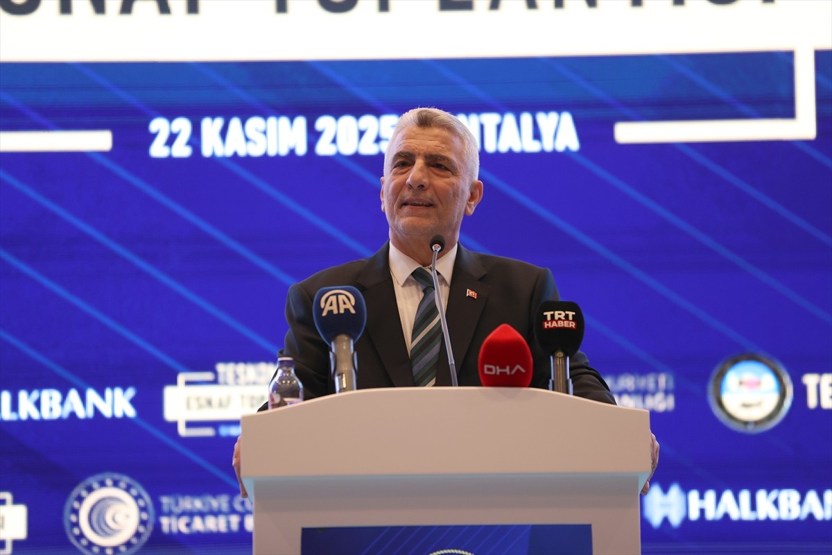 Ticaret Bakanı Ömer Bolat (ortada), Türkiye Esnaf ve Sanatkarlar Kredi ve Kefalet Kooperatifleri...