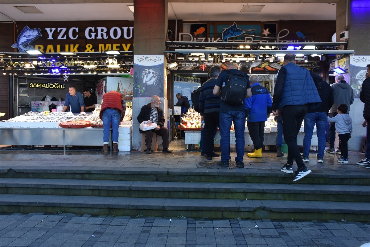 Trabzon'da bol miktarda avlanan hamsi, balıkçı tezgahlarında kilogramı 50 ila 75 lira arasında...