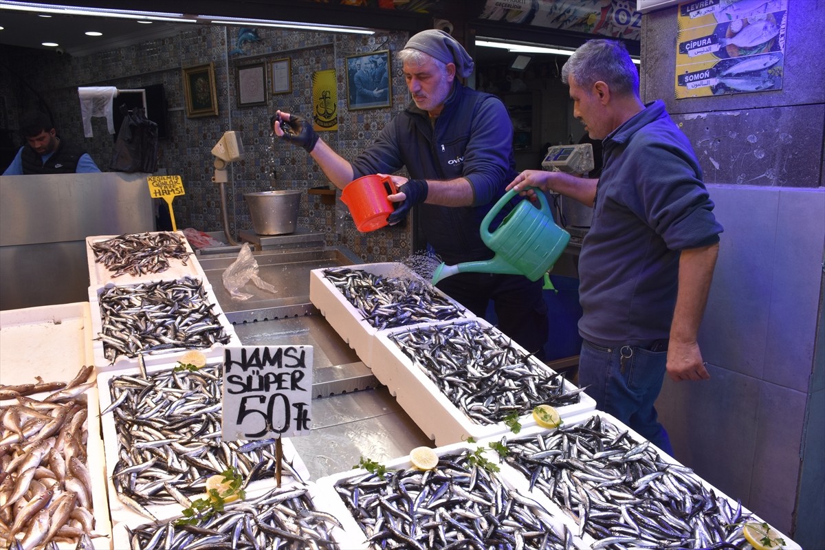 Trabzon'da bol miktarda avlanan hamsi, balıkçı tezgahlarında kilogramı 50 ila 75 lira arasında...