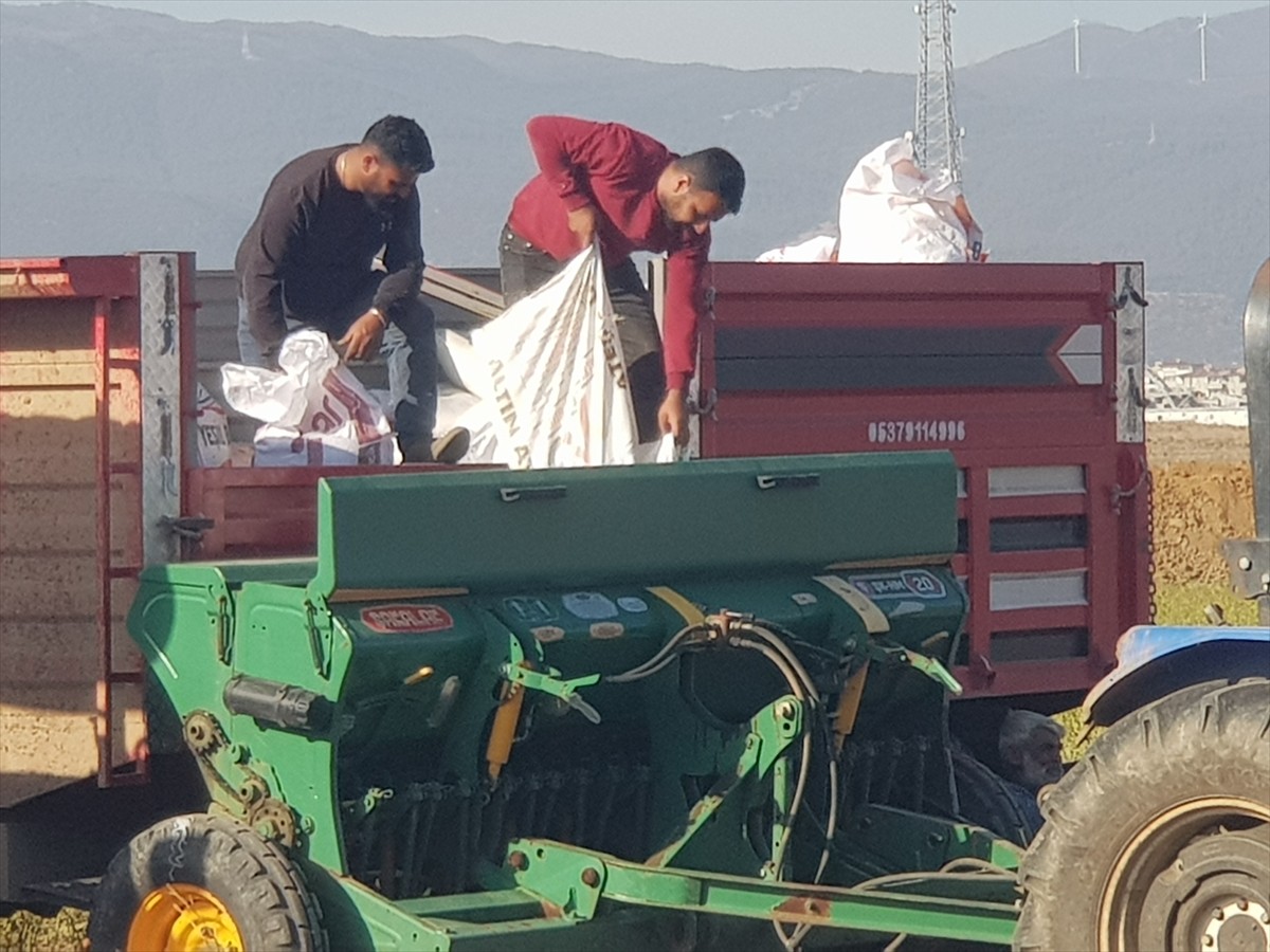 Gaziantep'te bulunan İslahiye Ovası'nda buğday ekimine başlandı.