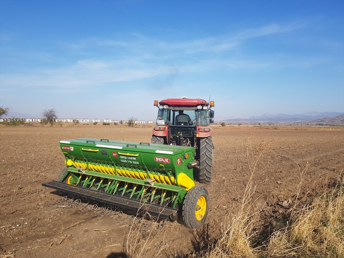 Gaziantep'te bulunan İslahiye Ovası'nda buğday ekimine başlandı.