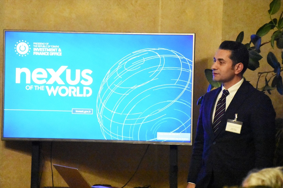 Cumhurbaşkanlığı Yatırım ve Finans Ofisi Başkan Yardımcısı Bekir Polat (solda), İtalya'nın...