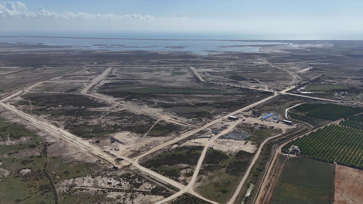 Adana Valiliğince, Karataş ilçesinde yapımı süren tarıma dayalı sera ve su ürünleri ihtisas...