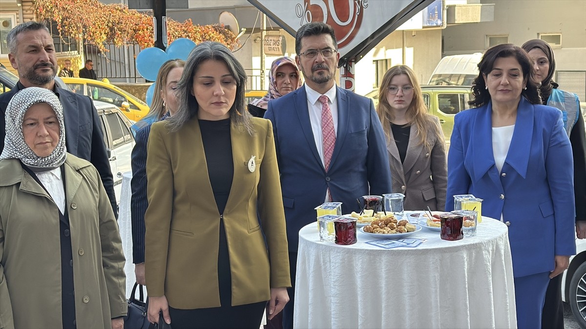 Karabük'te, AYKA Yaşlı Bakım Kooperatifi İl Özel İdaresi binası önünde düzenlenen törenle hizmete...