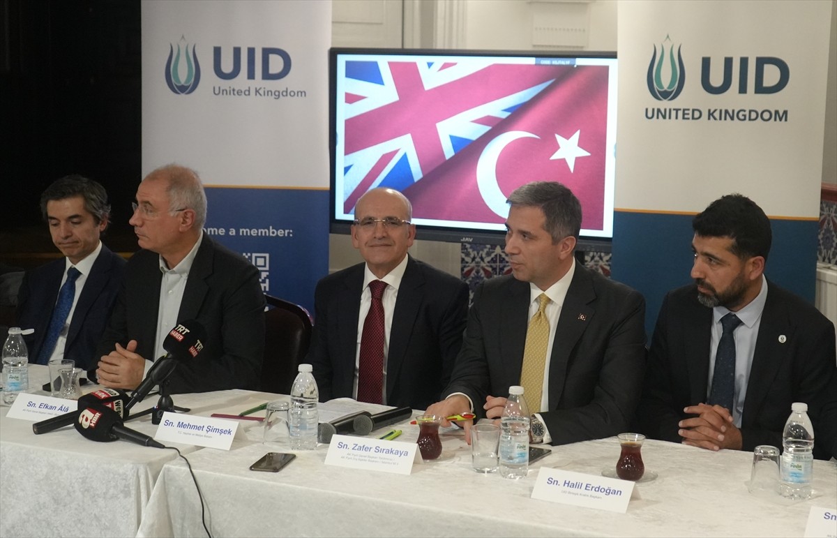 Hazine ve Maliye Bakanı Mehmet Şimşek (ortada), Londra'da Uluslararası Demokratlar Birliği (UİD)...