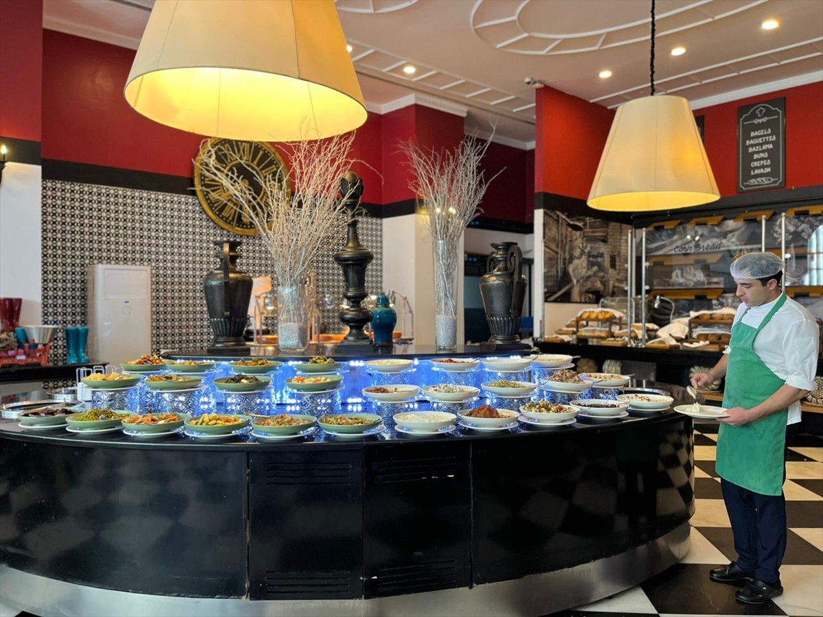 Akdeniz Turistik Otelciler ve İşletmeciler Birliği (AKTOB) Başkanı Kaan Kaşif Kavaloğlu, yılbaşı...