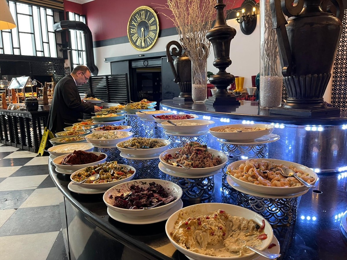 Akdeniz Turistik Otelciler ve İşletmeciler Birliği (AKTOB) Başkanı Kaan Kaşif Kavaloğlu, yılbaşı...