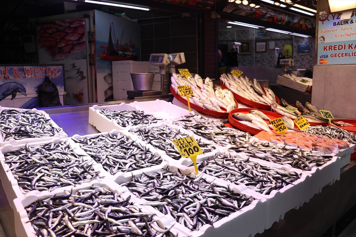 Trabzon'da hamsinin kilogramı 100 liradan satışa sunuldu.