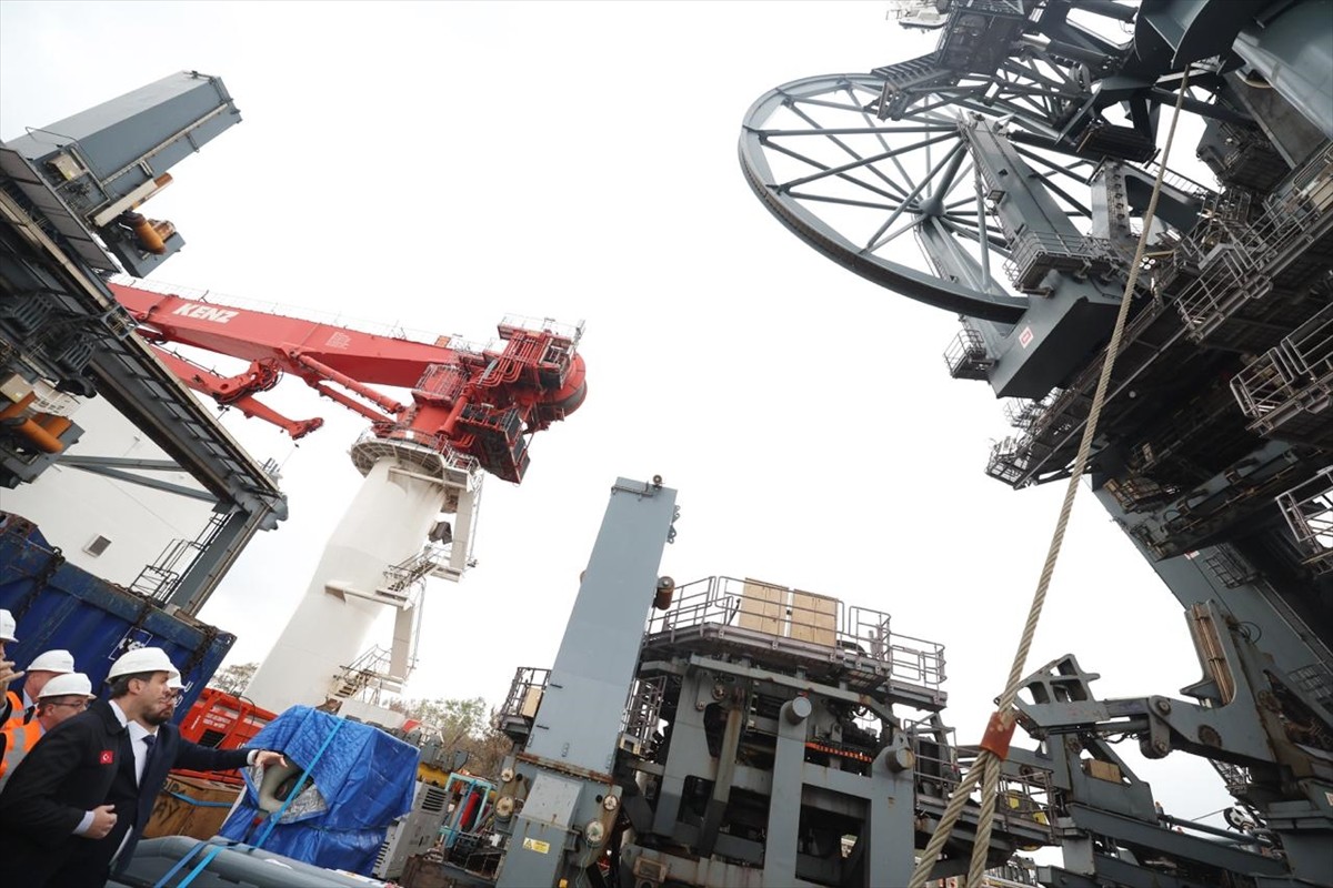 Enerji ve Tabii Kaynaklar Bakanı Alparslan Bayraktar, İstanbul Sarayburnu Limanı'nda bulunan ve...