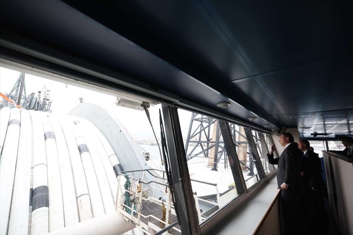 Enerji ve Tabii Kaynaklar Bakanı Alparslan Bayraktar, İstanbul Sarayburnu Limanı'nda bulunan ve...