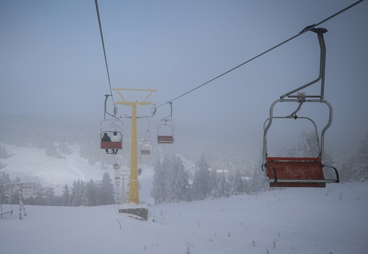 Kayak ve kış turizminin gözde merkezlerinden Uludağ'ın kar yağışının ardından beyaza bürünmesiyle...