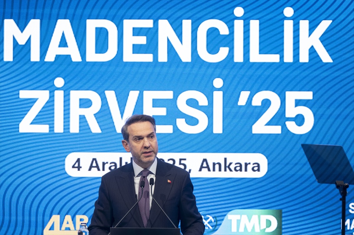 Enerji ve Tabii Kaynaklar Bakanı Alparslan Bayraktar (ortada), Türkiye Madencilik Derneğinin (TMD)...