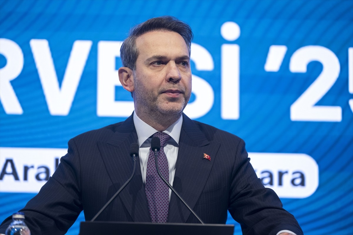 Enerji ve Tabii Kaynaklar Bakanı Alparslan Bayraktar (ortada), Türkiye Madencilik Derneğinin (TMD)...