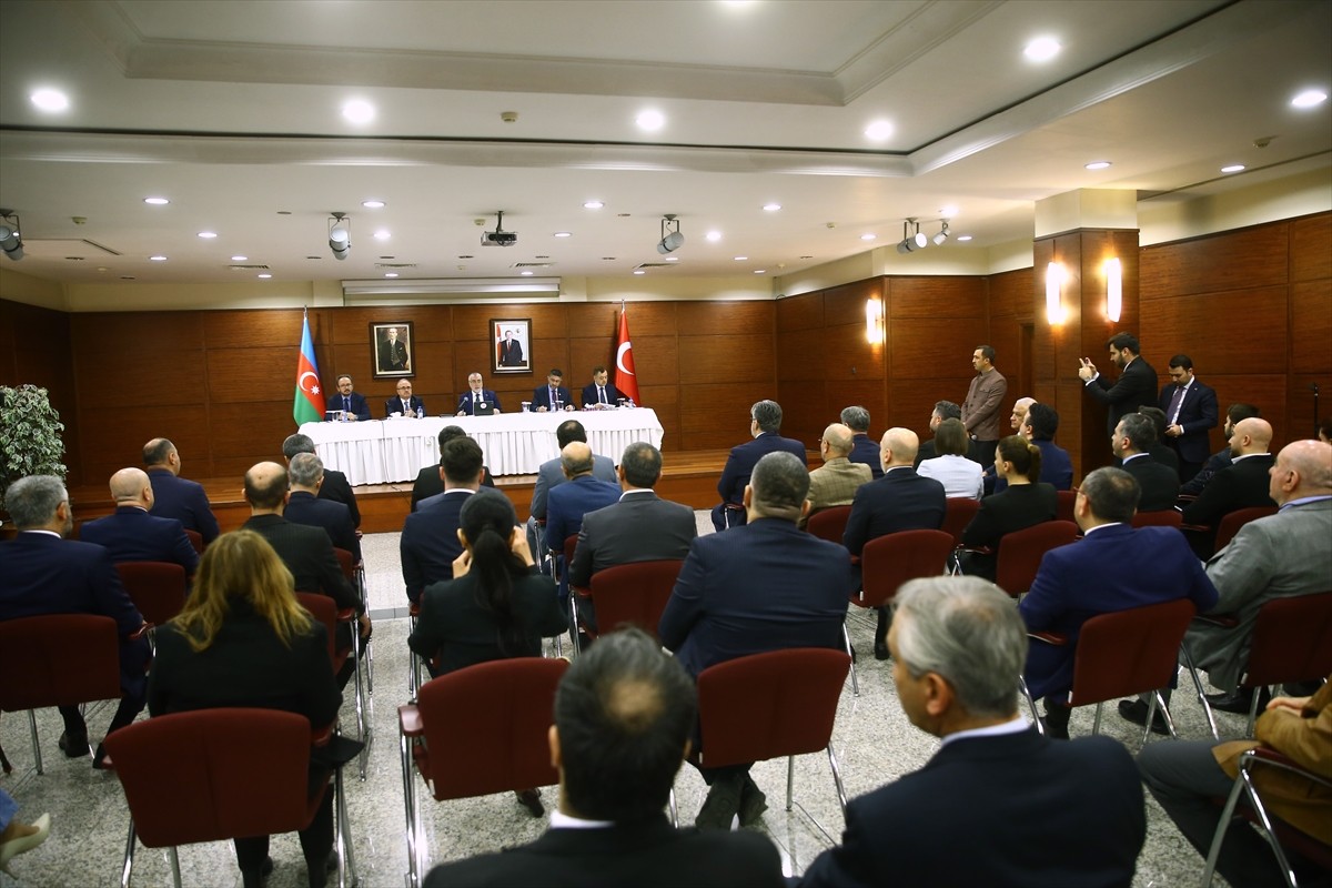 Çalışma ve Sosyal Güvenlik Bakanı Vedat Işıkhan (ortada), Azerbaycan'ın başkenti Bakü'de Türk iş...