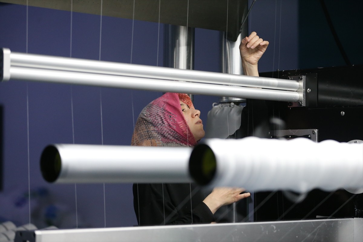 Niğde Organize Sanayi Bölgesi'nde (OSB) ilk fazı tamamlanan yaklaşık 240 milyon dolarlık likra...