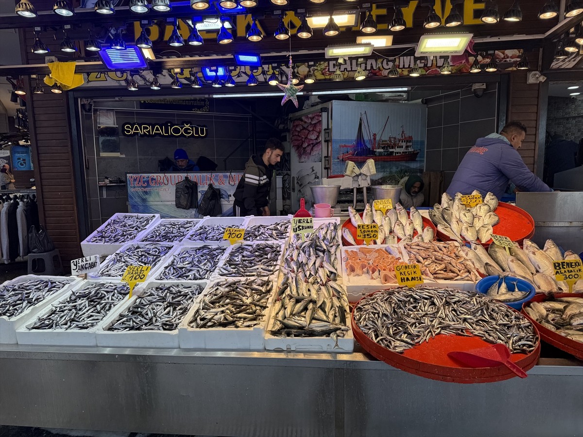 Trabzon'daki balıkçı tezgahlarında hamsi ve istavritin kilogramı 100 liradan satışa...
