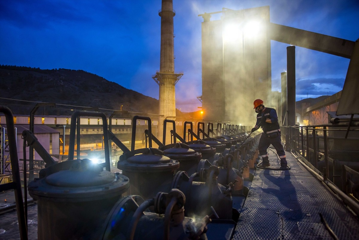 Karabük Demir ve Çelik Fabrikaları (KARDEMİR), 200 yeni işçi alımı yapacağını duyurdu.