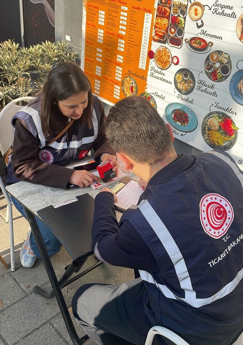İstanbul Ticaret İl Müdürlüğü ekipleri tarafından İstiklal Caddesi'nde lokanta, restoran ve kafe...